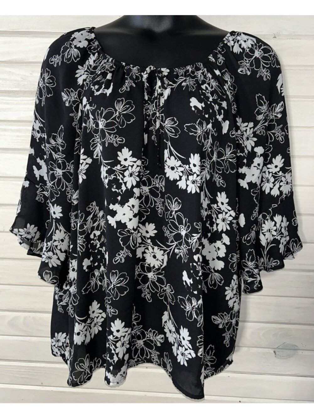 Torrid Sz PLUS 3 3X Floral Bell Sleeve Georgette Blouse Black White Floral EUC
